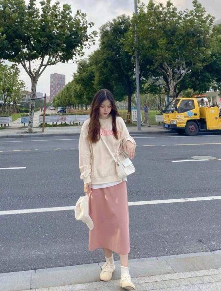 粉色裙子配什么颜色的上衣好看