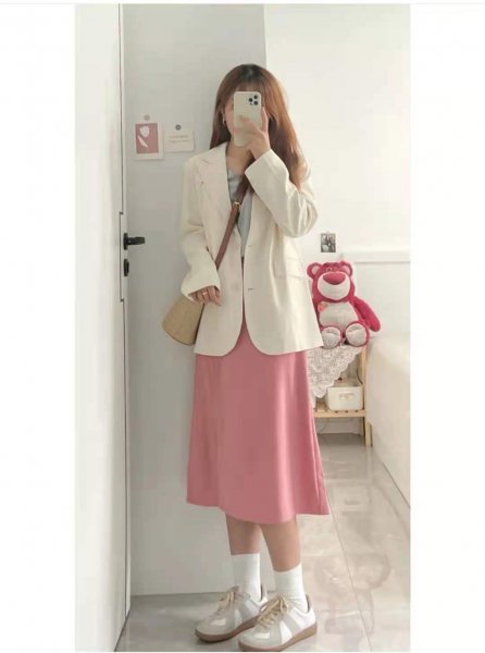 粉色裙子配什么颜色的上衣好看