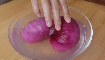 切洋葱不辣眼睛小窍门 避免切洋葱辣眼睛的方法