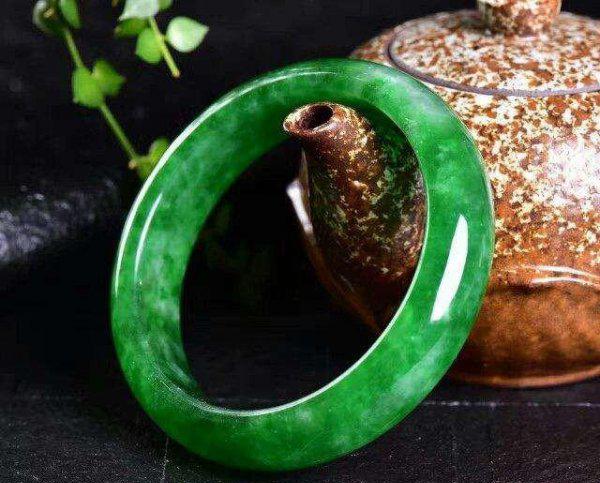 哪些属相不适合戴玉