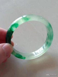 玉镯子一般多少钱一个 五千块究竟能买到什么样的翡翠手镯