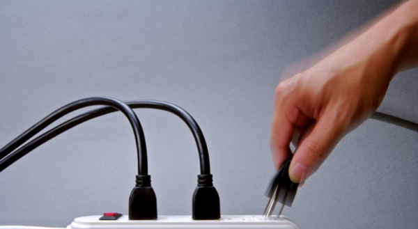 电脑卡死无法强制关机