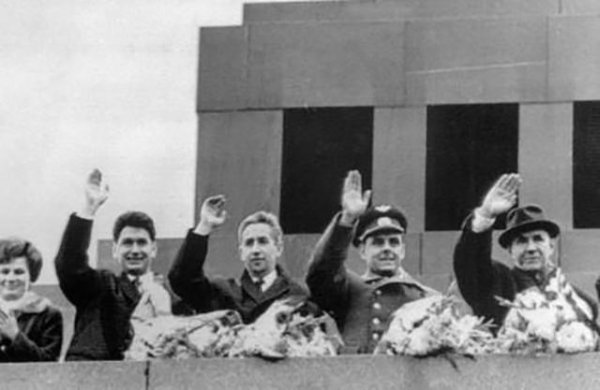 第一个登上月球的宇航员