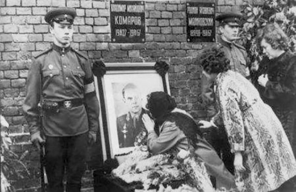 第一个登上月球的宇航员