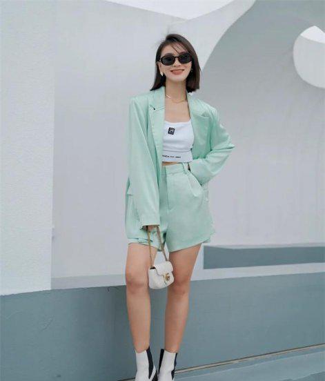 肩膀宽的女生穿什么衣服好看