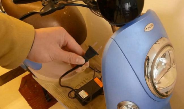 电动车充电一晚上不拔可以吗