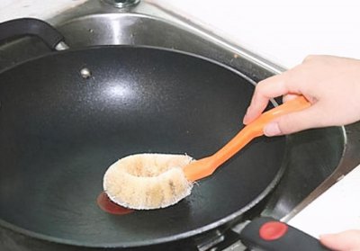 炒锅外面的油渍污垢怎样去除 如何快速有效地清洗铁锅