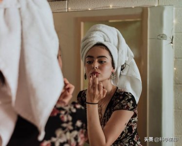 镜子比本人丑还是漂亮 为何镜子里的自己比现实更好看