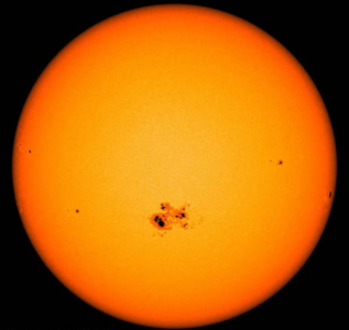 太阳黑子是什么物质 太阳黑子看起来是黑的怎么形成的