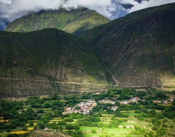 德钦县海拔多少米