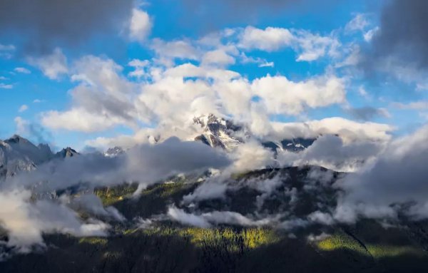 德钦县海拔多少米
