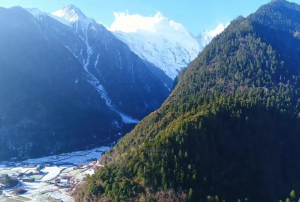 德钦县海拔多少米