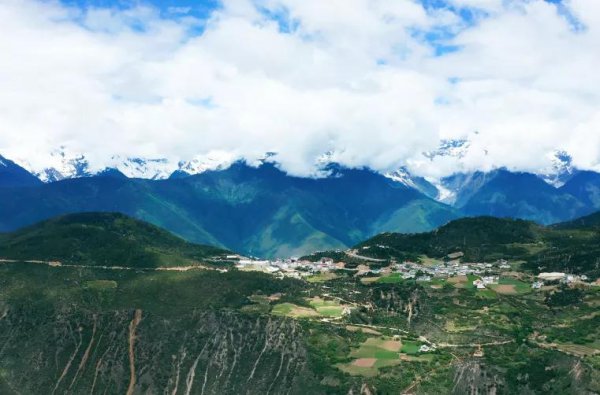 德钦县海拔多少米