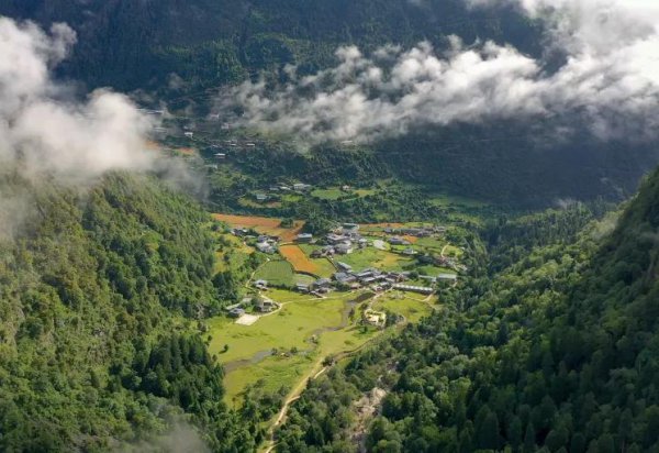 德钦县海拔多少米