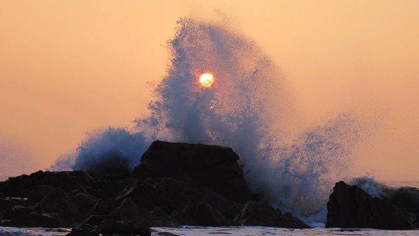 涨潮和落潮的主要原因是由什么引起的