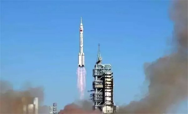 杨利伟乘坐的是神舟几号飞船进入太空