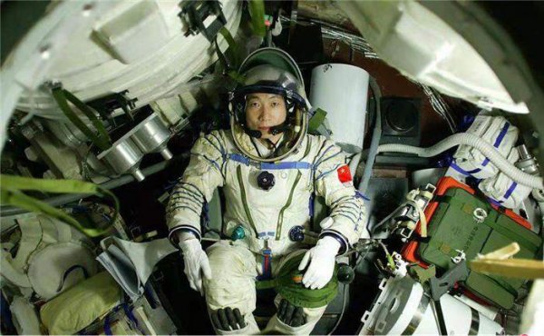 杨利伟乘坐的是神舟几号飞船进入太空