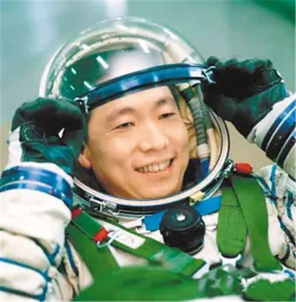杨利伟乘坐的是神舟几号飞船进入太空