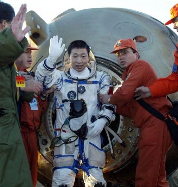 杨利伟乘坐的是神舟几号飞船进入太空