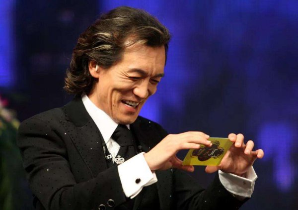 主持人李咏简介