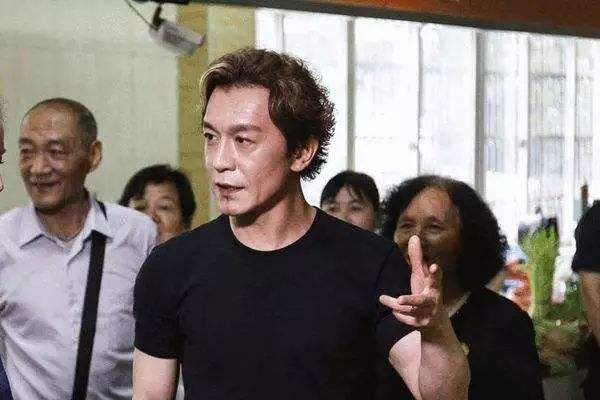 主持人李咏简介