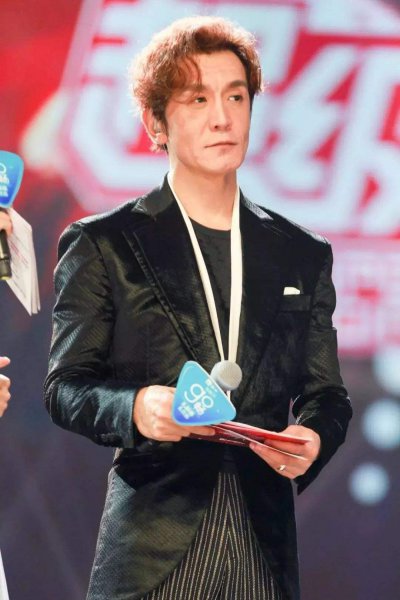 主持人李咏简介