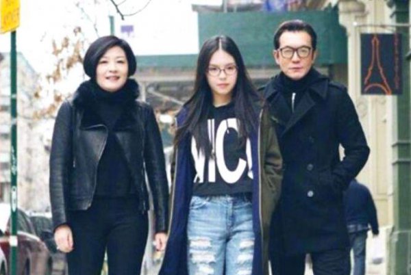 主持人李咏简介