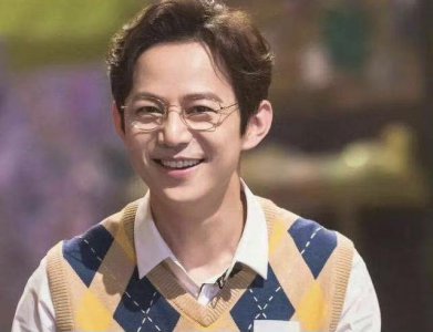 何炅多大岁数了 节目主持人何炅48岁生日比往年冷清很多