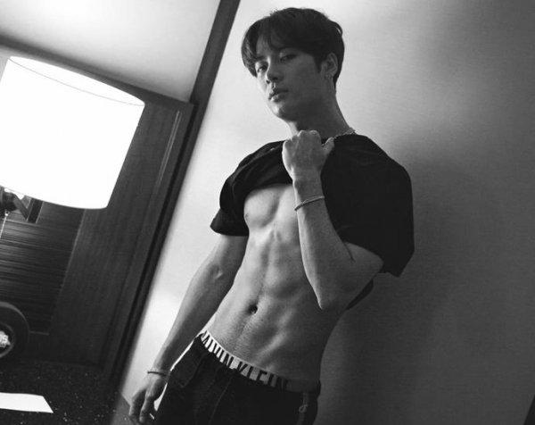 王嘉尔身高体重是多少