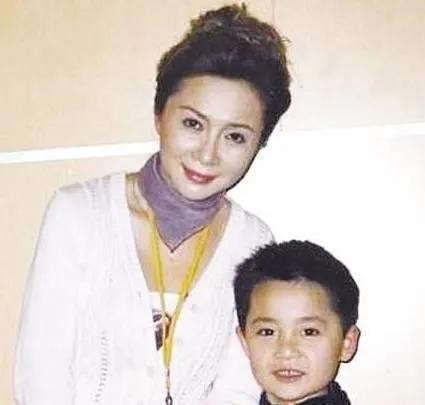 小品演员蔡明结了几次婚