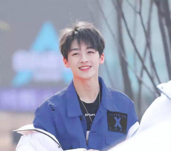 何洛洛考上大学了吗