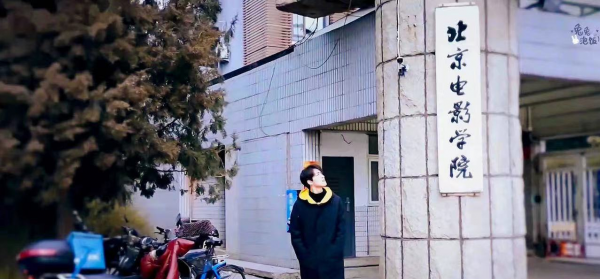 何洛洛考上大学了吗