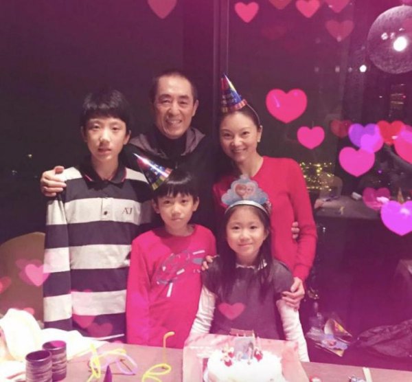 张艺谋一共生了几个娃