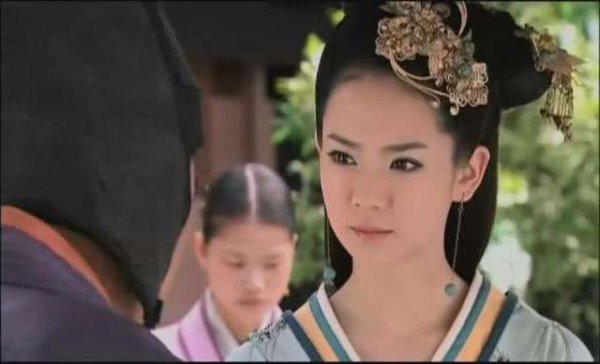 皇帝的姐姐和皇后谁大