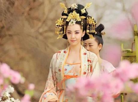 皇帝的姐姐和皇后谁大