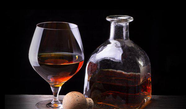 洋酒的干邑白兰地和威士忌区别