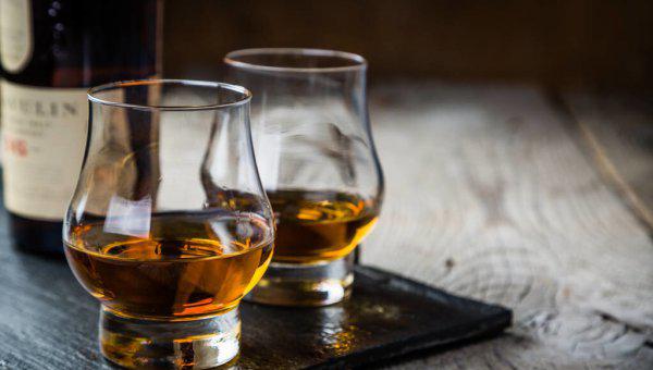 洋酒的干邑白兰地和威士忌区别