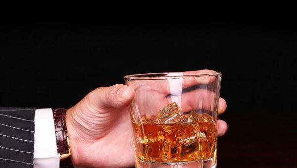 洋酒的干邑白兰地和威士忌区别