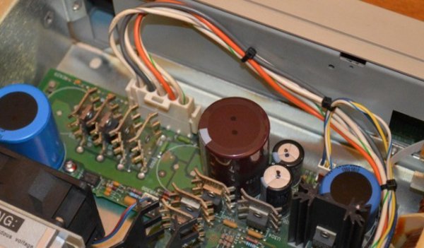 显示器花屏横线条闪烁