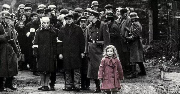 德国人检查犹太人身体