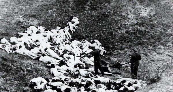 德国人检查犹太人身体