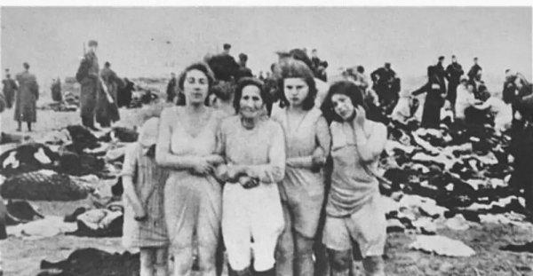 德国人检查犹太人身体