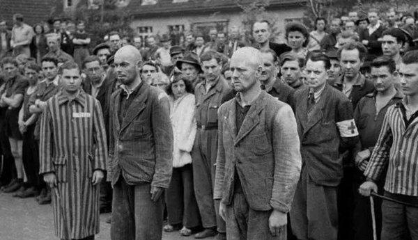 德国人检查犹太人身体