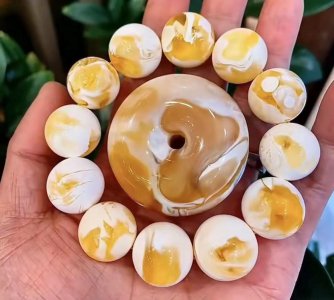 戴蜜蜡对人身体有什么好处 长期戴蜜蜡的好处和作用