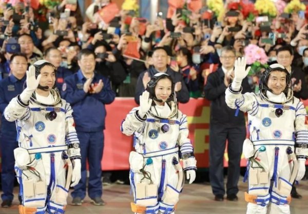 王亚平的工资多少