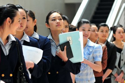 高铁乘务员一个月大概多少钱 正式的高铁乘务员工资待遇