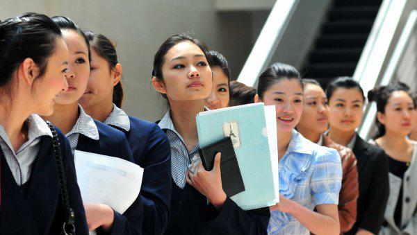 高铁乘务员一个月大概多少钱