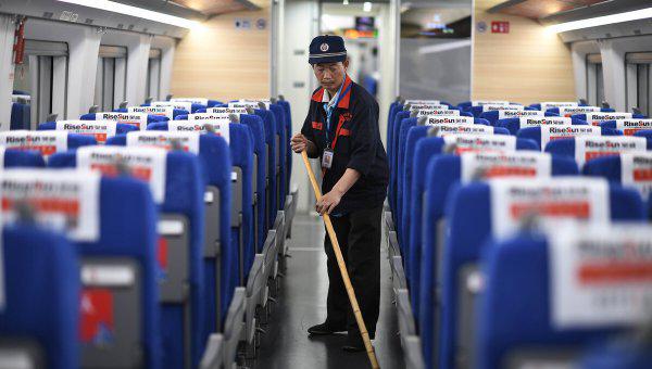 高铁乘务员一个月大概多少钱