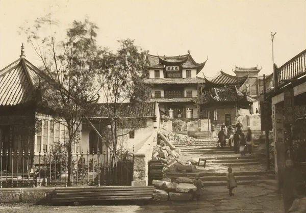 江南三大名楼之一的黄鹤楼位于哪里