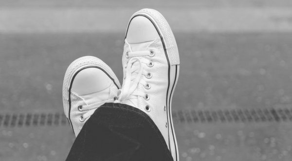 白鞋怎么晒干才不会变黄